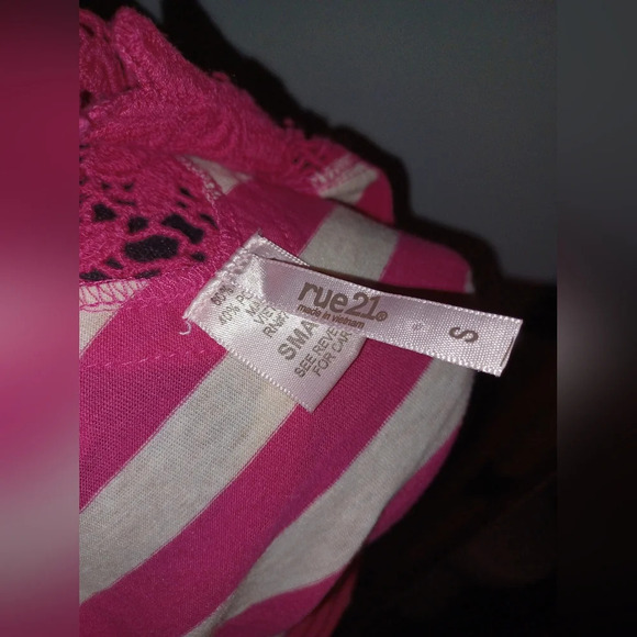 A Rue 21 Pink Cream Striped Lace Back Cap Sleeve T-Shirt - Picture 4 of 4